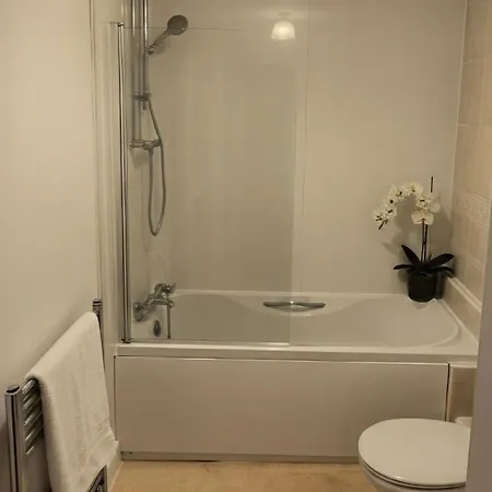 4-bedroom Contractor House Sleeps 9 With Parking *