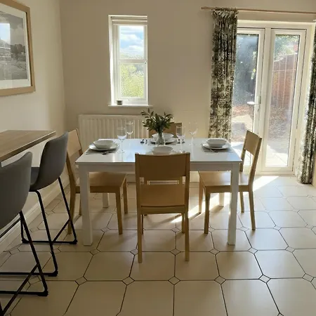 Nyaraló 4br Contractor House Sleeps 9 Parking