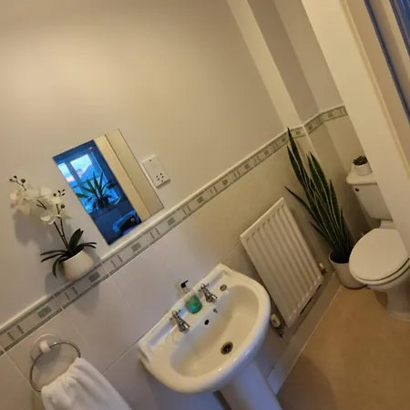 4-bedroom Contractor House Sleeps 9 With Parking *