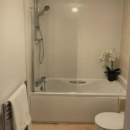 4-bedroom Contractor House Sleeps 9 With Parking Tatil Evi